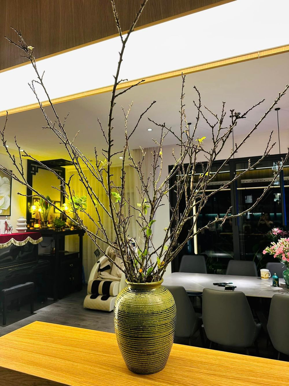 Phòng bếp và bàn ăn đối diện nhau.