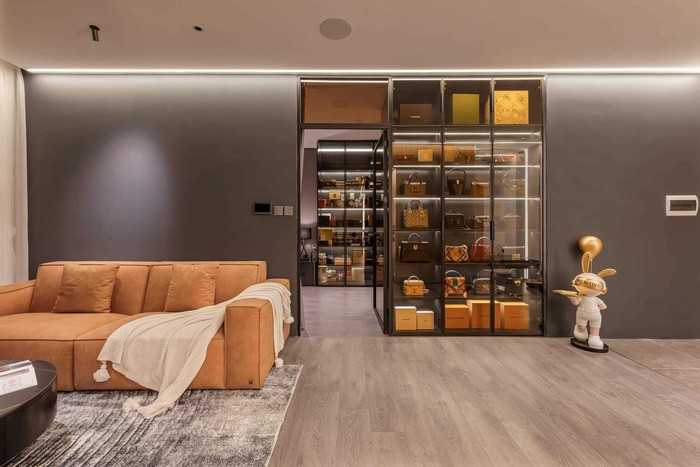 Cạnh phòng khách là phòng chứa đồ - nơi nữ diễn viên bày biện những chiếc túi hàng hiệu đắt tiền.