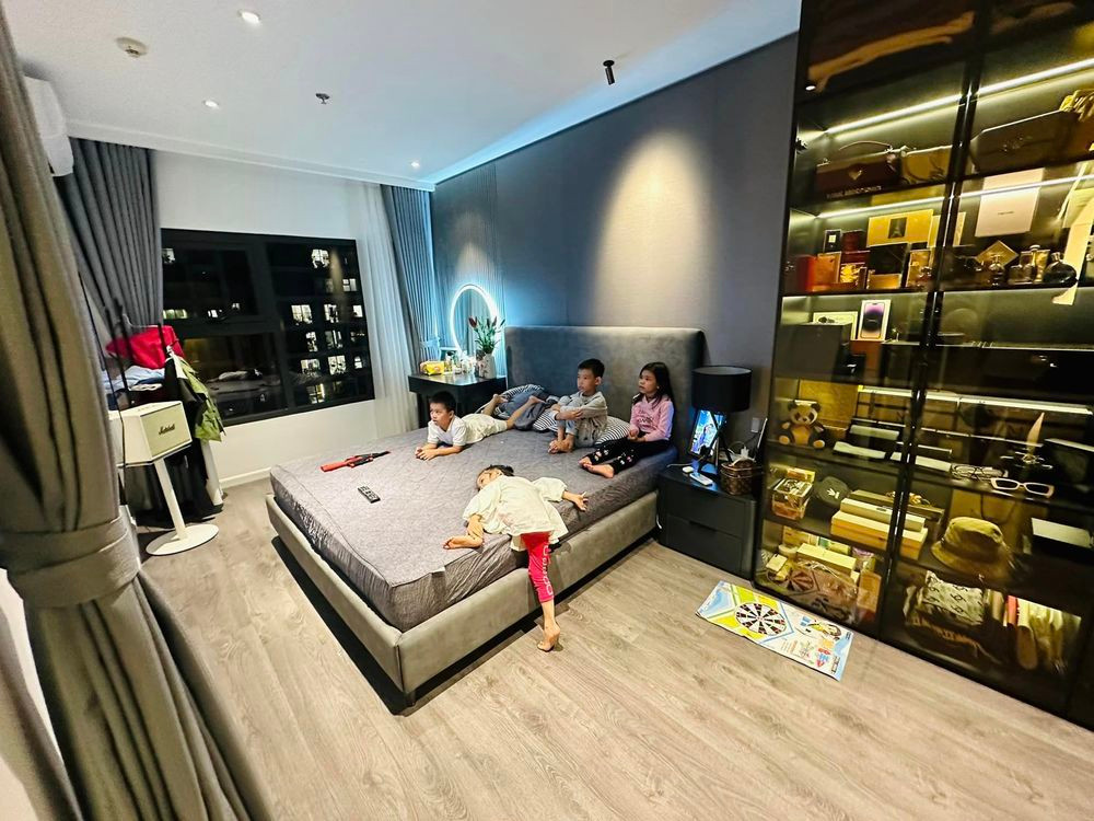 Phòng ngủ nhà diễn viên Minh Hương sử dụng tông màu xám chủ đạo.