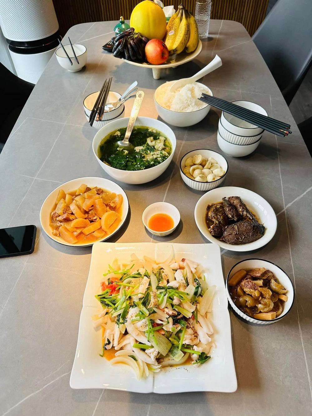 Dù bận rộn nhưng Minh Hương vẫn thường vào bếp nấu món ngon.