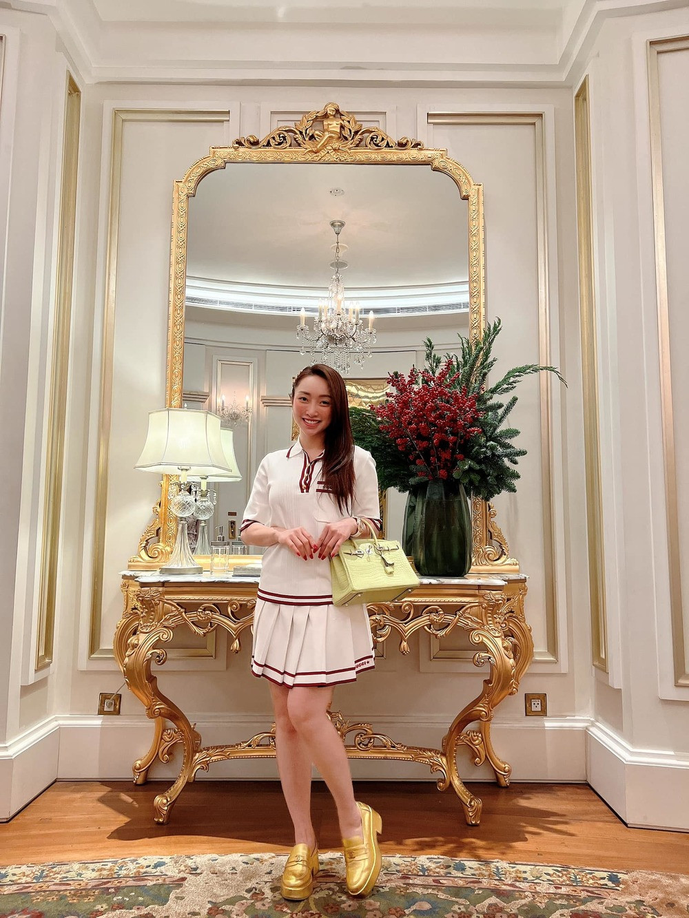 Góc nào bên trong biệt thự cũng sang trọng với tông màu vàng và trắng chủ đạo. Ảnh: Facebook Chang.TV