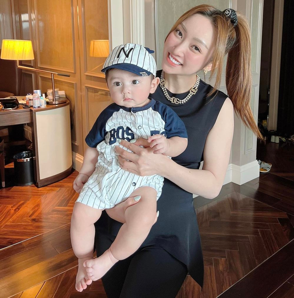 Khoe ảnh đứng bế quý tử trước phòng ngủ, bà xã Chi Bảo để lộ không gian rộng lớn. Ảnh: Facebook Chang.TV