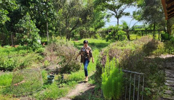 Nữ BTV thích sống ở trang trại cùng gia đình. Trang trại của gia đình BTV Thu Uyên có khu vườn rộng rãi, trồng đủ loại nông sản, nuôi bò, nuôi chó...