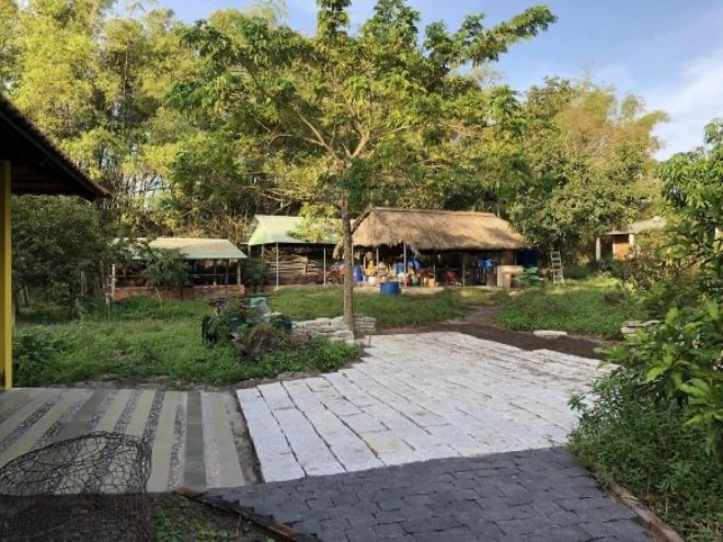 Bên cạnh là khu nấu ăn lộ thiên nối với phần nhà tranh.