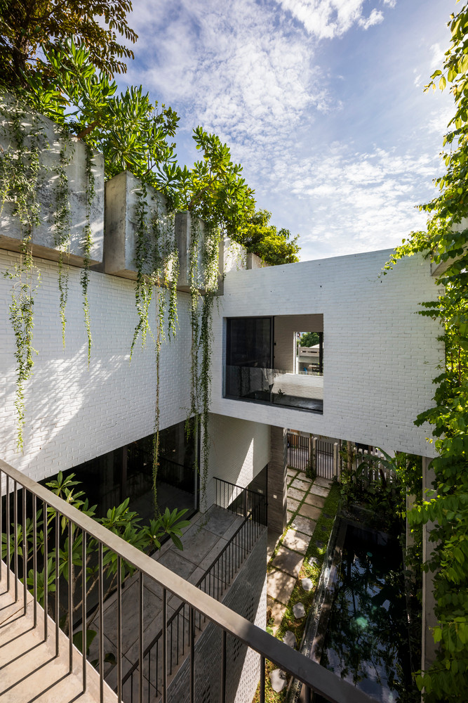 Trong khi đó, "Thắng House" được xây tại Đà Nẵng được giải thưởng Honorable Mention tại hạng mục kiến trúc nhà ở.