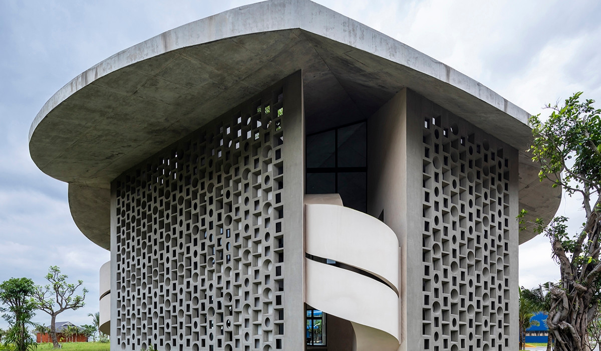 The Kaleidoscope là tòa nhà rộng 960 m2, được xây dựng làm văn phòng kết hợp nhà ở, nằm trong khuôn viên một công ty thuộc khu công nghiệp Hòn La, tỉnh Quảng Bình.