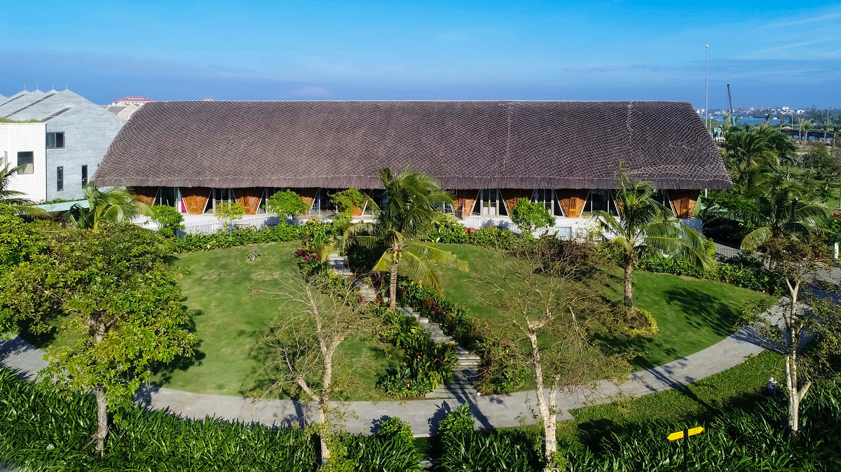 Tọa lạc tại xã Cẩm Thanh, thành phố Hội An (Quảng Nam), Nhà cộng đồng Casamia lấy cảm hứng từ hình ảnh cây dừa nước và được dựng lên từ vật liệu tre, vốn là một vật liệu gần gũi trong đời sống của người Việt.