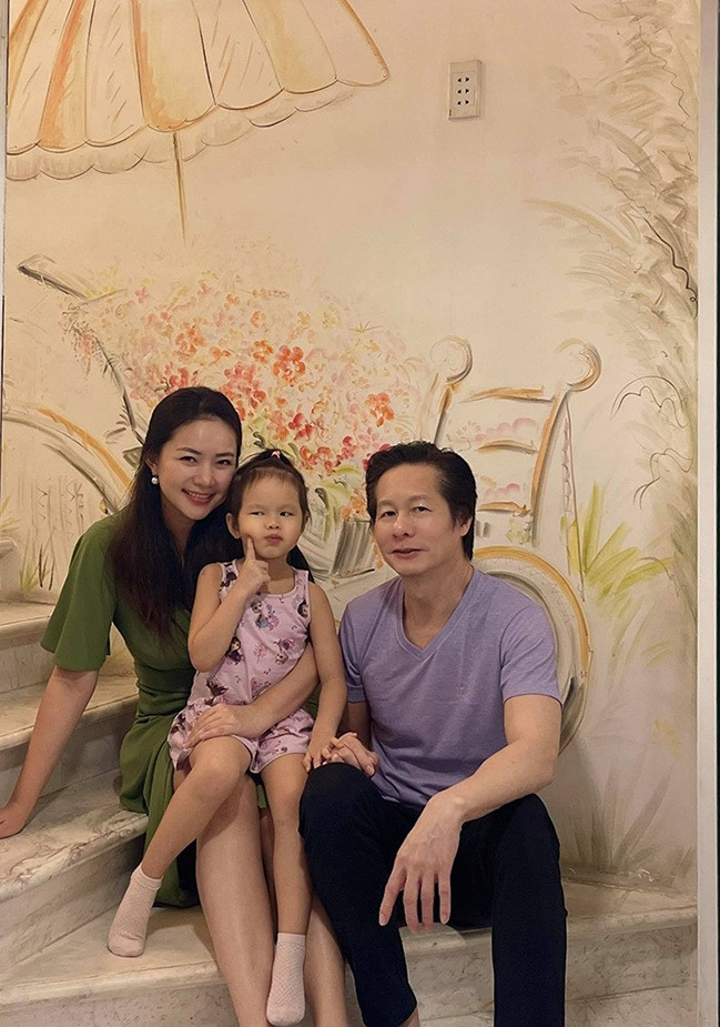 Vợ chồng Phan Như Thảo - đại gia Đức An nổi tiếng giàu có. Cặp đôi khiến nhiều người trầm trồ khi đầu tư cho con gái tham gia một lớp tiền tiểu học “pre - school” với mức giá khoảng 600 triệu đồng. Ảnh; FBNV