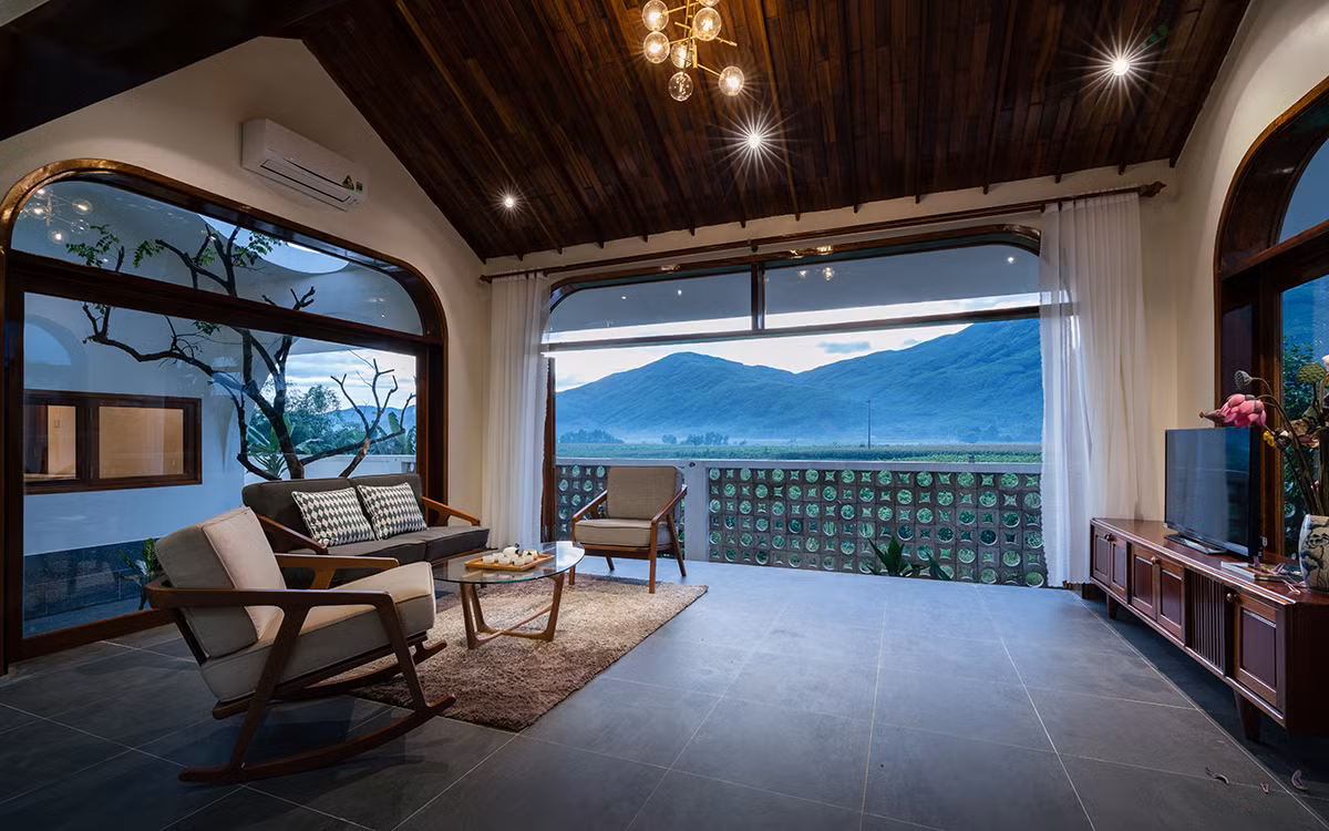 Ngôi nhà là nơi trở về của những người con, người cháu mỗi dịp lế Tết.