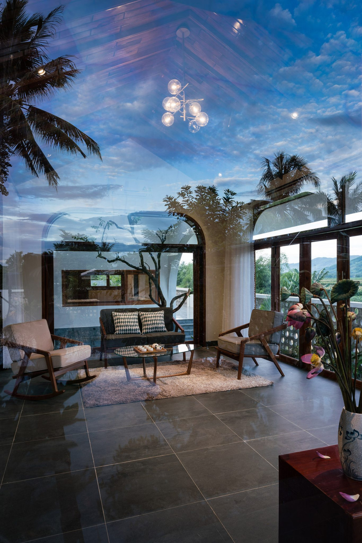 Bởi thế, công trình hiện hữu lặng lẽ cùng thời gian và mang theo mơ ước của người con trai về một ngôi nhà “trăm năm không cũ” - không “cũ” bởi tràn ngập yêu thương và kí ức. Nguồn ảnh: Quang Dam