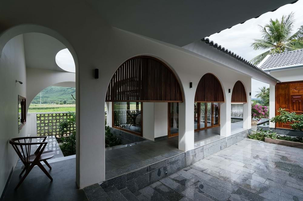 Khung cửa vòm kết hợp với gỗ tạo cảm giác gần gũi giống như những ngôi nhà Việt thời xưa. 