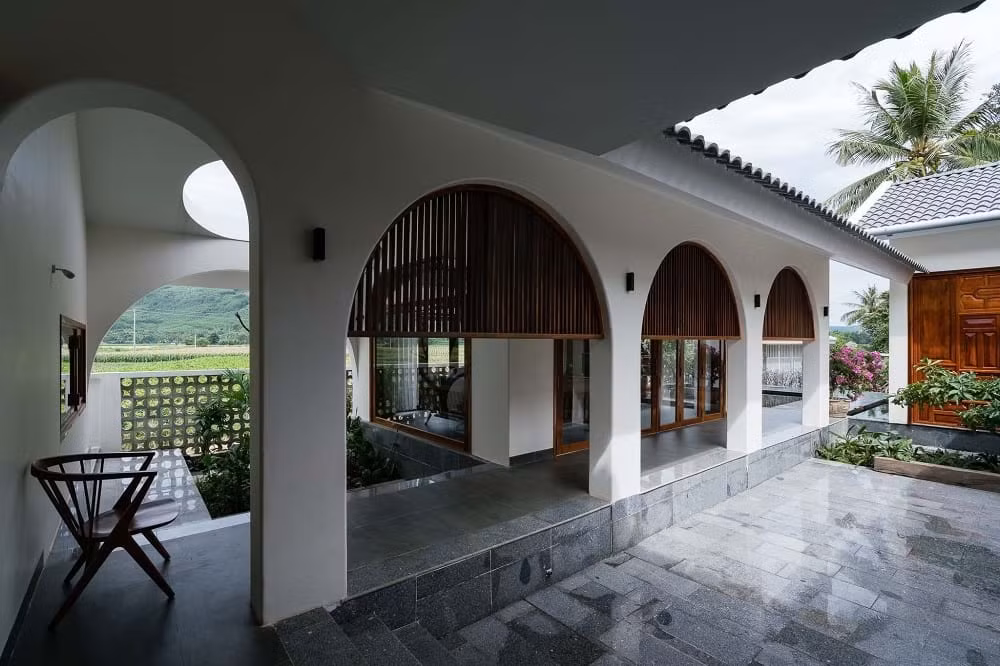 Khung cửa vòm kết hợp với gỗ tạo cảm giác gần gũi giống như những ngôi nhà Việt thời xưa. 