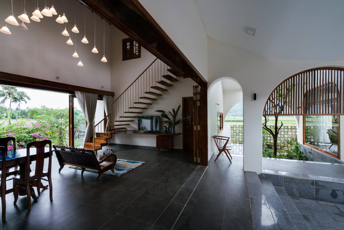 Phòng khách thiết kế mở giúp gia chủ quan sát trọn vẹn cảnh quan khu vườn cả mặt trước và sau.