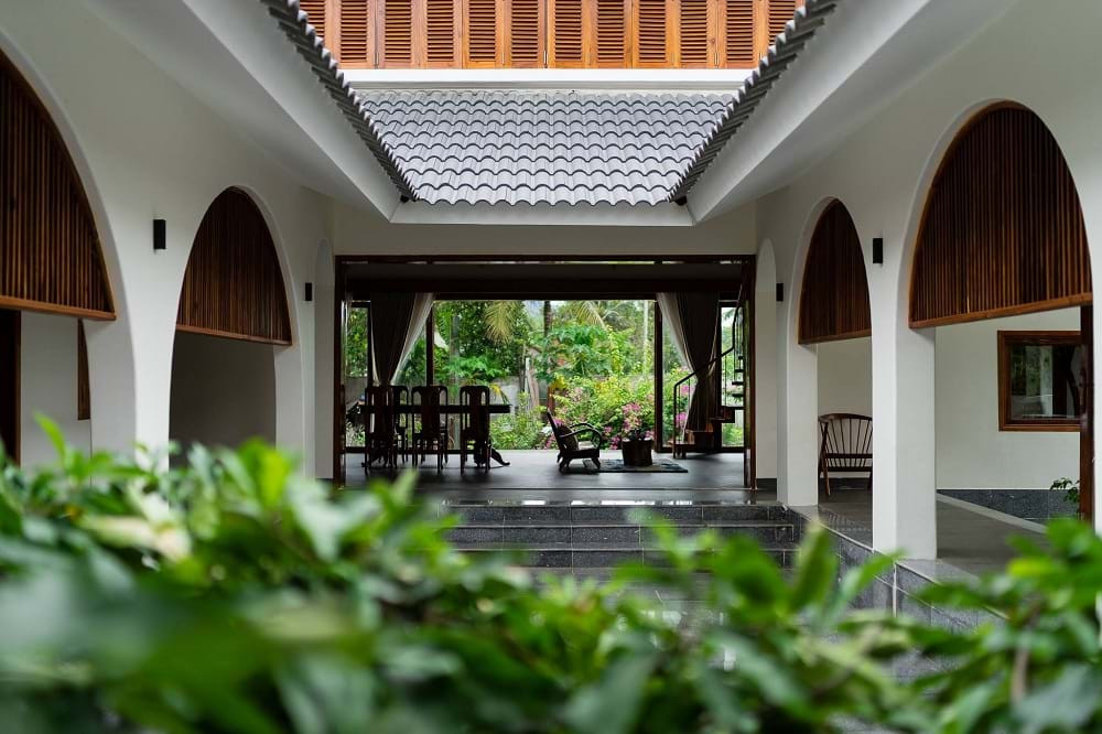 Khối nhà đầu tiên được dùng làm không gian thờ tự. Phía sau là khu vực sinh hoạt của gia đình.