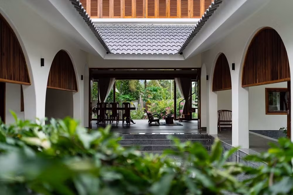 Khối nhà đầu tiên được dùng làm không gian thờ tự. Phía sau là khu vực sinh hoạt của gia đình.