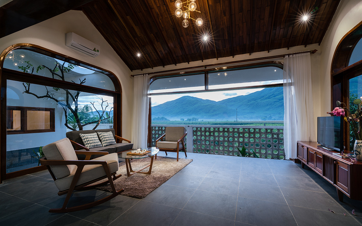 Ngôi nhà là nơi trở về của những người con, người cháu mỗi dịp lế Tết.