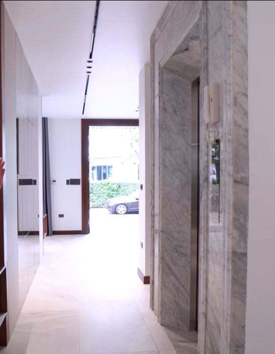 Dù chỉ có 3 tầng nhưng trong nhà vẫn lắp thang máy riêng.
