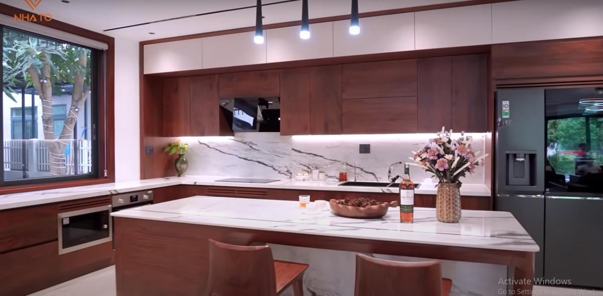 Nhà bếp được ốp đá sang trọng.