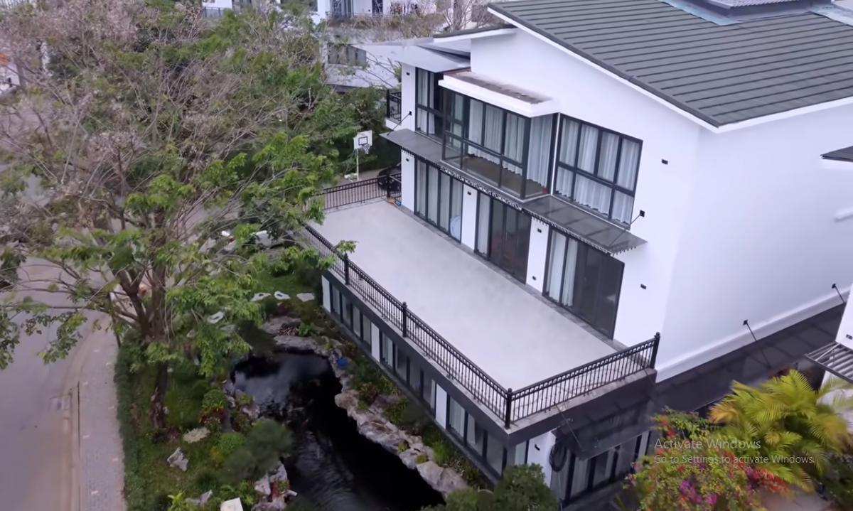 Căn biệt thự gồm có 3 tầng, phía ngoài là không gian sân vườn xanh mát.