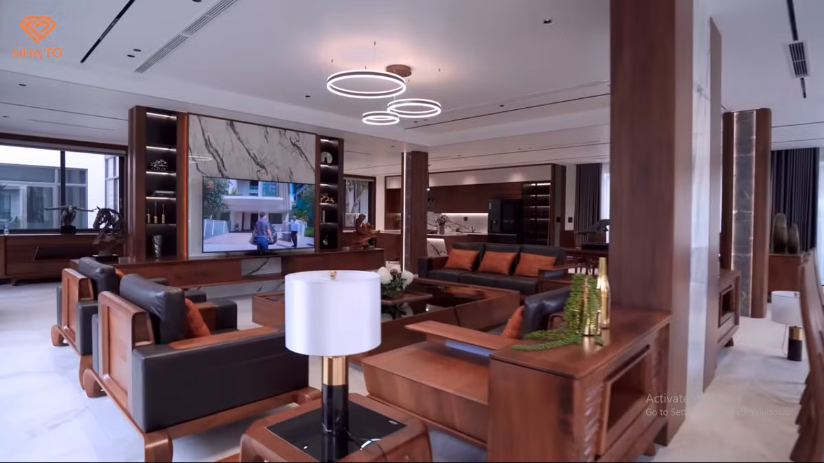 Phòng khách rộng 80m2, nổi bật với chiếc bàn lớn có kích thước 1,8 X 2,4 mét.