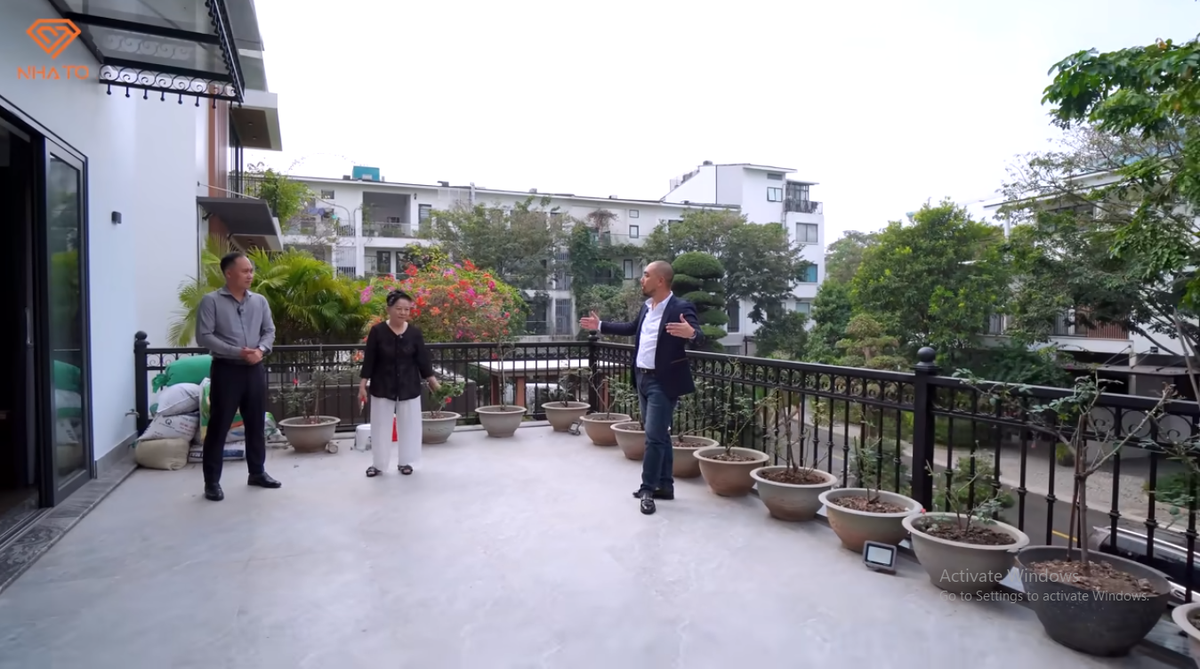 Ban công phía ngoài phòng ngủ của cụ bà rất rộng, thoáng đãng, đặt nhiều chậu cây.