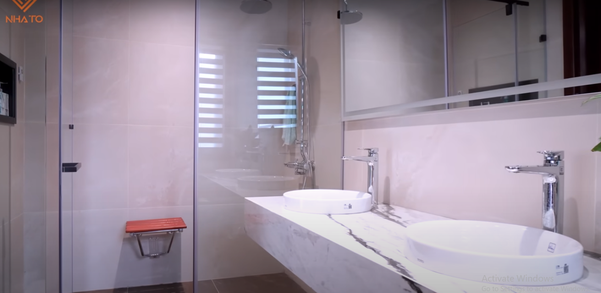 Phòng tắm hiện đại không kém khách sạn hạng sang. Nguồn ảnh: chụp màn hình YouTube NhaTo