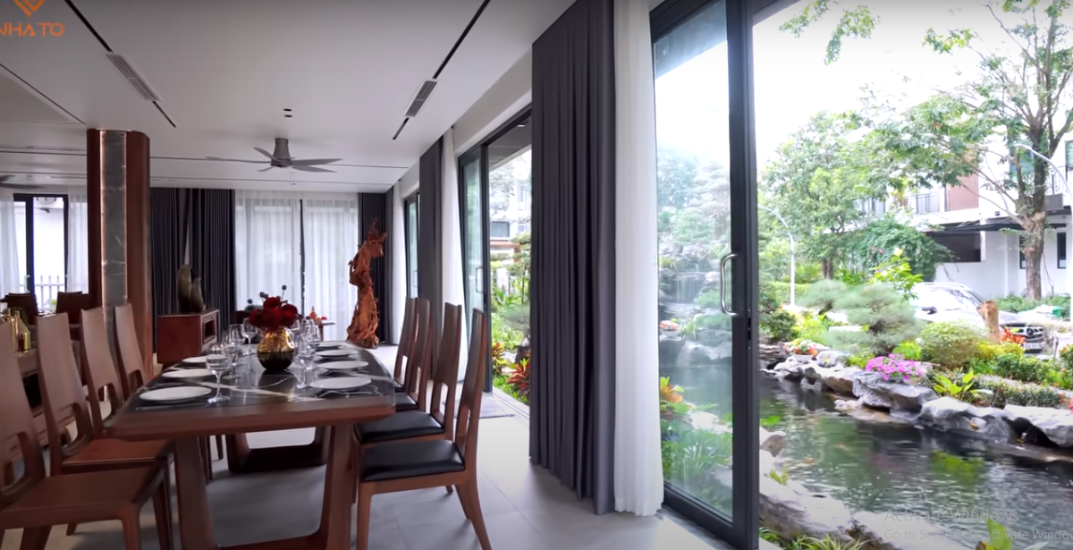 Trong biệt thự có tới 2 bàn ăn lớn, đủ chỗ cho những bữa tiệc đông người.