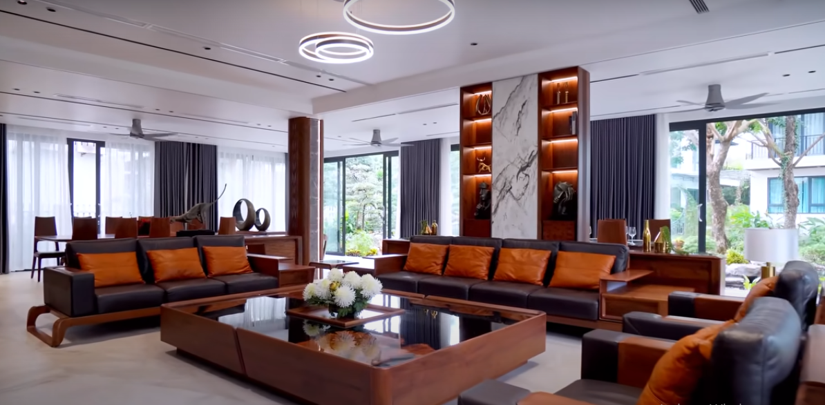 Không gian phòng khách thông với khu vực bếp và bàn ăn, tạo sự kết nối khi con cháu về quây quần.