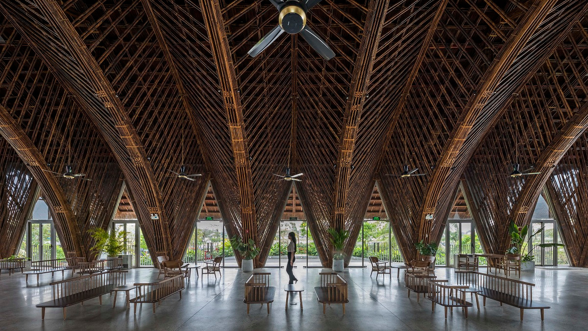 Lấy cảm hứng từ hình ảnh cây dừa nước của vùng đất Cẩm Thanh nhà cộng đồng Casamia được dựng lên từ vật liệu tre, vốn là một vật liệu gần gũi trong đời sống của người Việt.