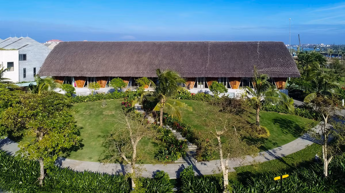 Theo đó, công trình "nhà cộng đồng Casamia" của KTS Võ Trọng Nghĩa giành chiến thắng hạng mục kiến trúc nghỉ dưỡng. Nhà cộng đồng Casamia tọa lạc tại xã Cẩm Thanh, thành phố Hội An, Quảng Nam.