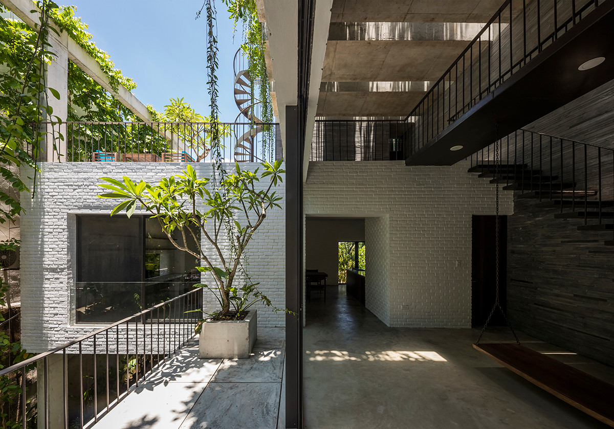 Quanh năm, căn nhà sẽ được bao phủ bởi những mảng xanh nhiệt đới, tạo ra một không gian yên tĩnh và bình yên cho gia đình. Nguồn ảnh: Hiroyuki Oki