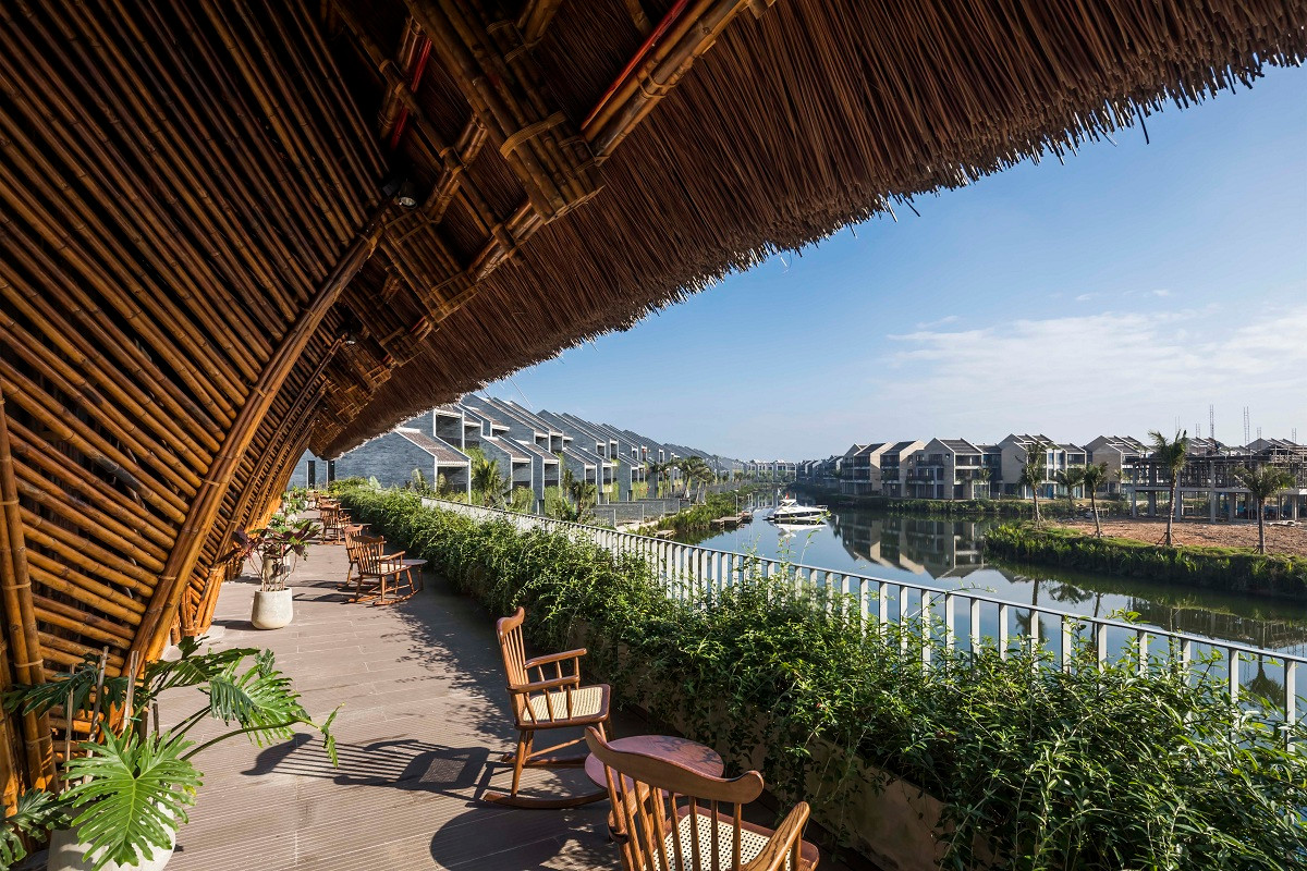 Cấu trúc vòm đặc trưng của tòa nhà vừa miêu tả lại cấu trúc của cây dừa nước, vừa cho phép công trình chịu được lực ngang, giúp chống chịu được gió bão.