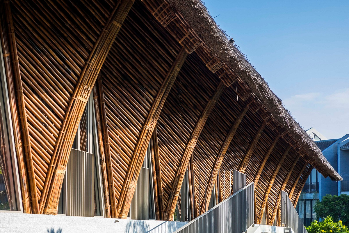 Cấu trúc tre gồm nhiều lớp lang đan lại với nhau, rất hiệu quả cho việc tiêu âm, phù hợp với các hoạt động sinh hoạt cộng đồng mà không cần phải tốn thêm bất kì chi phí khác.