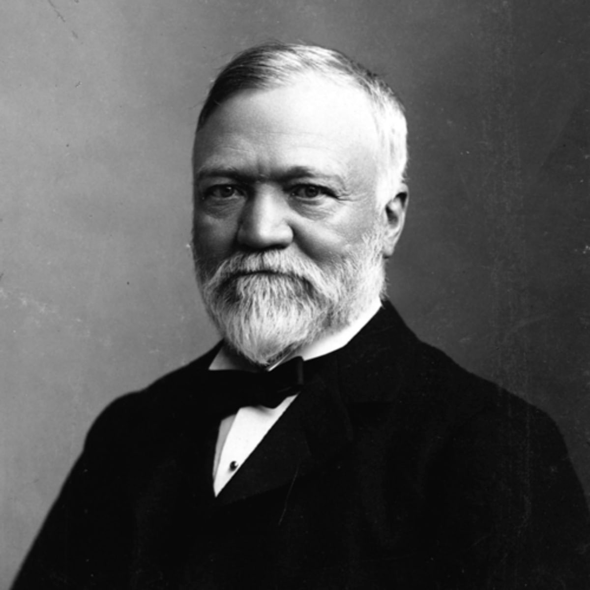 Andrew Carnegie - tỷ phú gốc Scotland đã tích luỹ được khối tài sản tương đương 372 tỷ USD nhờ dẫn đầu việc phát triển ngành thép của Mỹ trong thế kỷ 19 và đầu thế kỷ 20.