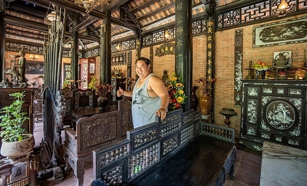 Phòng khách rộng rãi với ba gian được bố trí nhiều bộ bàn ghế, tấm phản...Ảnh: Vietnamnet