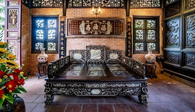 Các vật dụng trong nhà phần lớn được vợ chồng nam nghệ sĩ sưu tầm từ những cửa hàng bán đồ cổ, một số ít được bạn bè, người thân tặng. Ảnh: Vietnamnet