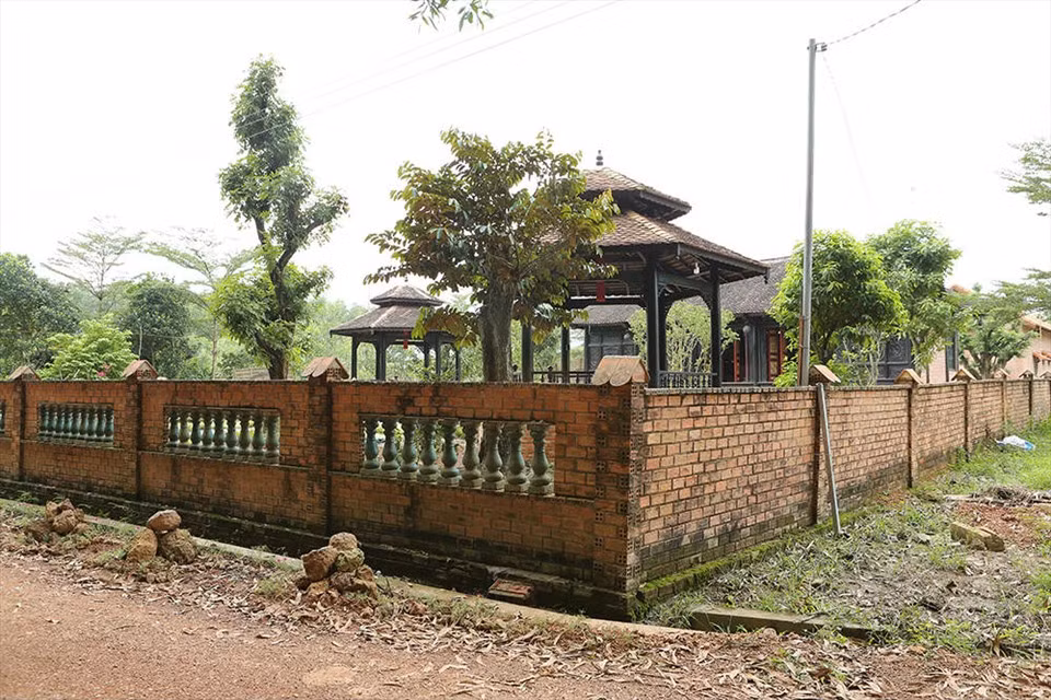 Để xây dựng căn biệt phủ này, Hoàng Mập đã thuê thợ tiền miền Bắc vào để thiết kế, trang trí. Ảnh: Lao động