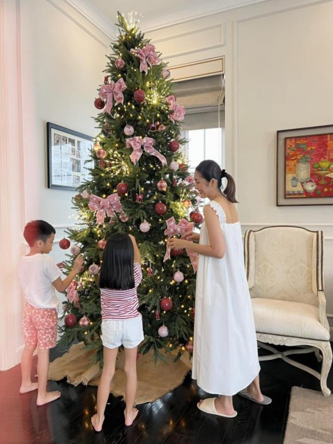Cây thông Noel trong biệt thự của Hà Tăng được trang trí cầu kỳ với trái châu, bông tuyết, hộp quà và đèn chùm lấp lánh.