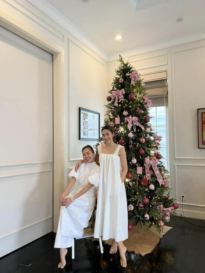 Năm nay, Tăng Thanh Hà cùng bạn thân trang trí cây thông cho các con chơi Noel sớm.