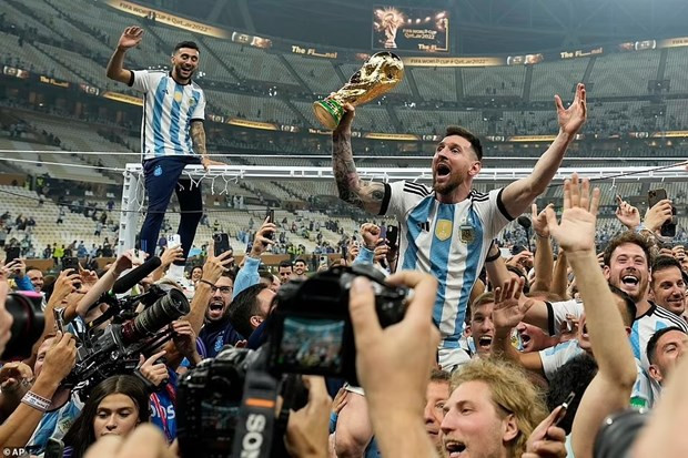 Siêu sao Lionel Messi đang trở thành tâm điểm chú ý của người hâm mộ thế giới sau khi cùng Argentina nâng cúp vô địch World Cup 2022. Ảnh: AP