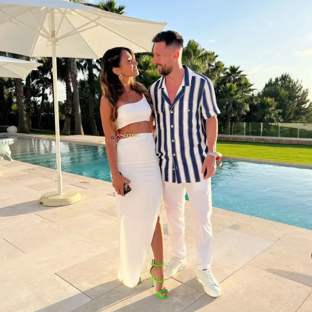 Căn nhà của Messi có tới 25 phòng ngủ, một rạp chiếu phim, phòng tập gym, nhà để xe đủ sức chứa 15 chiếc ôtô, bể bơi, sân bóng đá và nhiều phòng chức năng, giải trí khác. Ảnh: Instagram Antonella Roccuzzo