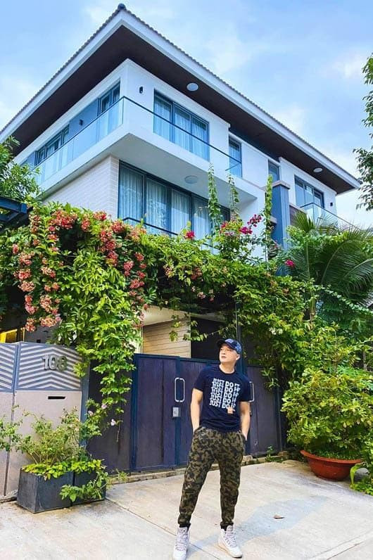 Gần 20 năm lập nghiệp, Cao Thái Sơn sở hữu khối tài sản đáng ngưỡng mộ. Trong đó đáng chú ý nhất là căn biệt thự 30 tỷ nằm ven sông Sài Gòn.