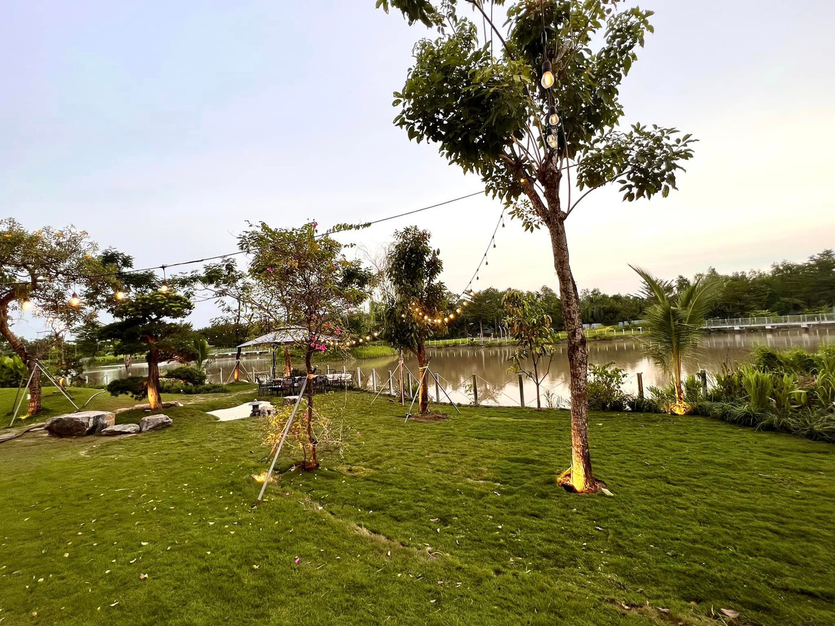 Bãi cỏ xanh mướt, rộng rãi là không gian vui chơi lý tưởng.