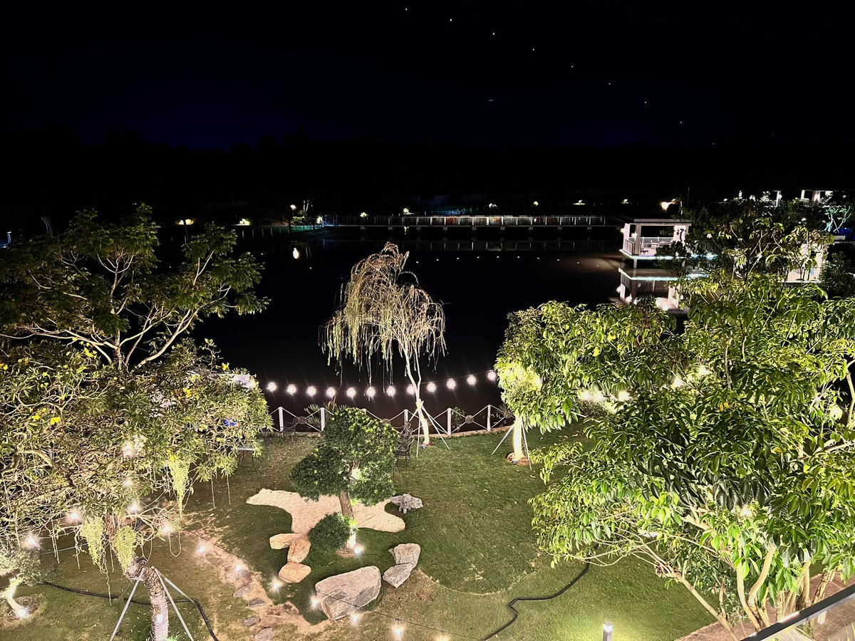 Mới đây, nam ca sĩ tiến hành cải tạo khu vườn trước nhà. Trước kia, khu vườn còn khá trống trải nhưng sau khi cải tạo, khu vườn giống như "Đà Lạt thu nhỏ giữa lòng Sài Gòn".