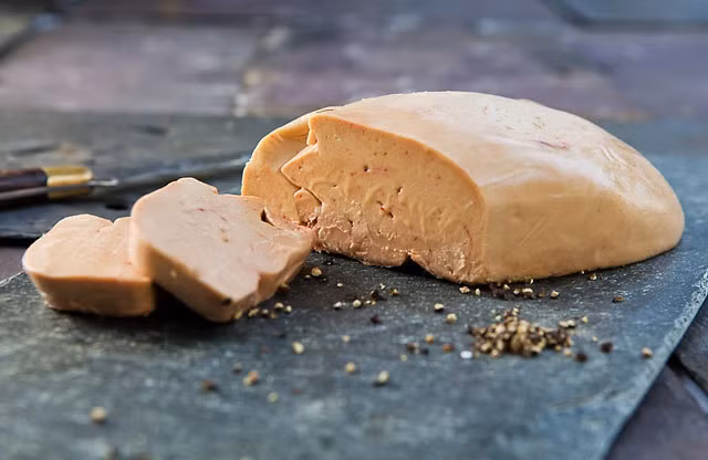 Tuy nhiên, món ăn này lại gây nhiều tranh cãi bởi quy trình nuôi bị đánh giá là quá dã man. Nhiều nơi trên thế giới cũng đã ban hành lệnh cấm tiêu thụ món gan ngỗng béo xa xỉ này như New York (Mỹ), Anh, Argentina, Ấn Độ, Nauy, Phần Lan, Nam Phi...Ảnh: Getty