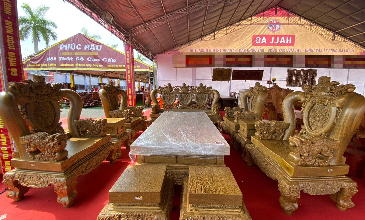 Xuất hiện tại một triển lãm ở Đà Nẵng, bộ bàn ghế đỉnh tay 22, chế tác từ loại gỗ mun hoa có giá gần 2,3 tỷ đồng thu hút sự chú ý của đông đảo khách tham quan. Ảnh: Vietnamnet