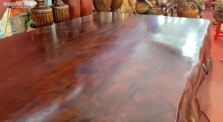 Bộ bàn ghế có tổng trọng lượng lên đến 1,3 tấn và được chào bán với giá 1,6 tỷ đồng. Ảnh: VTCNews