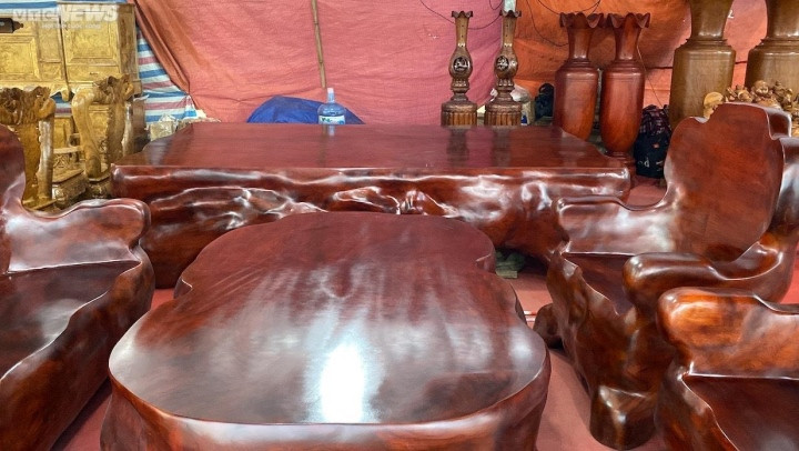 Tham dự Festival nông nghiệp và làng nghề Hà Nội 2022, bộ bàn ghế đặc biệt, chế tác nguyên khối từ thân những cây gỗ khổng lồ của ông Đỗ Đình Lạc (Gia Lai) khiến nhiều người phải xuýt xoa. Ảnh: VTCNews