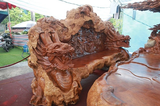 Không dễ để có được bộ bàn ghế bằng gỗ nu đinh hương như thế này, phải mất nhiều năm mới gom được số gỗ lớn như vậy. Để hoàn thành, cơ sở chế tác phải tuyển chọn 5 thợ đục giỏi để chế tác và sau khoảng 2 năm mới hoàn thành. Ảnh: Dân Việt