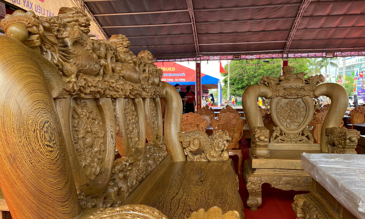 Tất cả đều được chạm khắc thủ công một cách tinh xảo. Ảnh: Vietnamnet